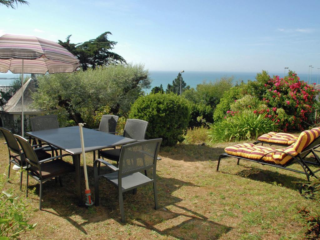 Beautiful Holiday Home With Sea View In Erquy Rum bild